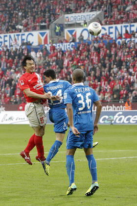 Mainz, Deutschland 05. Oktober 2013: 1. Bundesliga - 13 14 - 8. Spieltag - 1. FSV Mainz 05 vs. 1899 Hoffenheim. v.li. Shinji Okazaki (Mainz), Tarik Elyounoussi (Hoffenheim), Jeremy Toljan (Hoffenheim), Kopfball Kopfballduell, hoch, hochformat 1. Bundesliga - 13 14 - 8. Spieltag - 1. FSV Mainz 05 vs. 1899 Hoffenheim.