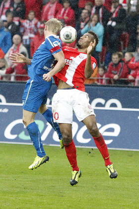 Mainz, Deutschland 05. Oktober 2013: 1. Bundesliga - 13 14 - 8. Spieltag - 1. FSV Mainz 05 vs. 1899 Hoffenheim. v.li. Andreas Beck (Hoffenheim) im Kopfballduell gegen Maxim Choupo-Moting (Mainz), hoch, hochformat 1. Bundesliga - 13 14 - 8. Spieltag - 1. FSV Mainz 05 vs. 1899 Hoffenheim.