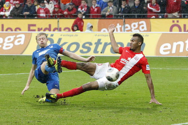Mainz, Deutschland 05. Oktober 2013: 1. Bundesliga - 13 14 - 8. Spieltag - 1. FSV Mainz 05 vs. 1899 Hoffenheim. v.li. Andreas Beck (Hoffenheim), Maxim Choupo-Moting (Mainz), der Mainzer Stürmer erzielt im Fallen das Anschlusstor zum 1:2, Tor, quer, querformat 1. Bundesliga - 13 14 - 8. Spieltag - 1. FSV Mainz 05 vs. 1899 Hoffenheim.