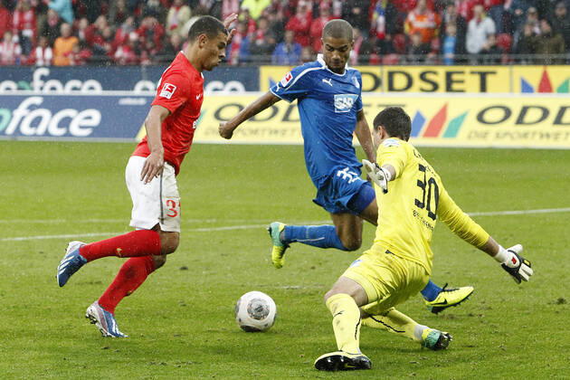 Mainz, Deutschland 05. Oktober 2013: 1. Bundesliga - 13 14 - 8. Spieltag - 1. FSV Mainz 05 vs. 1899 Hoffenheim. v.li. Shawn Parker (Mainz), Tim Paterok (Hoffenheim), Torwart Koen Casteels (Hoffenheim), Torchance, quer, querformat 1. Bundesliga - 13 14 - 8. Spieltag - 1. FSV Mainz 05 vs. 1899 Hoffenheim.