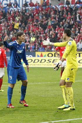 Mainz, Deutschland 05. Oktober 2013: 1. Bundesliga - 13 14 - 8. Spieltag - 1. FSV Mainz 05 vs. 1899 Hoffenheim. v.li. Jannik Vestergaard (Hoffenheim), Torwart Koen Casteels (Hoffenheim), unzufrieden enttäuscht enttaeuscht niedergeschlagen frustriert, Gestik Geste gestikuliert, hoch, hochformat 1. Bundesliga - 13 14 - 8. Spieltag - 1. FSV Mainz 05 vs. 1899 Hoffenheim.