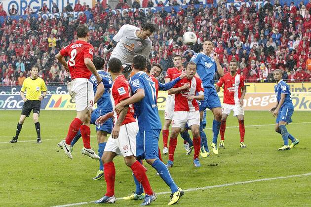 Mainz, Deutschland 05. Oktober 2013: 1. Bundesliga - 13 14 - 8. Spieltag - 1. FSV Mainz 05 vs. 1899 Hoffenheim. Torwart Heinz Müller Mueller (Mainz) bereitet mit seinem Kopfball das Tor zum 2:2 Ausgleich in der Nachspielzeit vor, quer, querformat, Torchance 1. Bundesliga - 13 14 - 8. Spieltag - 1. FSV Mainz 05 vs. 1899 Hoffenheim.