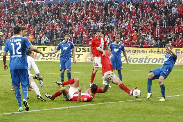 Mainz, Deutschland 05. Oktober 2013: 1. Bundesliga - 13 14 - 8. Spieltag - 1. FSV Mainz 05 vs. 1899 Hoffenheim. NikolÄe Noveski (Mainz) erzielt in der Nachspielzeit das Tor zum 2:2 Ausgleich, quer, querformat 1. Bundesliga - 13 14 - 8. Spieltag - 1. FSV Mainz 05 vs. 1899 Hoffenheim.