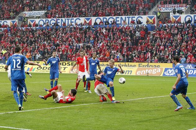 Mainz, Deutschland 05. Oktober 2013: 1. Bundesliga - 13 14 - 8. Spieltag - 1. FSV Mainz 05 vs. 1899 Hoffenheim. v.li. Tobias Strobl (Hoffenheim), Yunus Malli (Mainz), Sven Schipplock (Hoffenheim), Maxim Choupo-Moting (Mainz), Jeremy Toljan (Hoffenheim), NikolÄe Noveski (Mainz), Andreas Beck (Hoffenheim), Torschuetze Torschütze, Tor zum 2:2 Ausgleich, quer, querformat 1. Bundesliga - 13 14 - 8. Spieltag - 1. FSV Mainz 05 vs. 1899 Hoffenheim.
