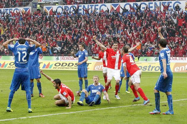 Mainz, Deutschland 05. Oktober 2013: 1. Bundesliga - 13 14 - 8. Spieltag - 1. FSV Mainz 05 vs. 1899 Hoffenheim. Mainzer Torjubel - Hoffenheimer Entsetzen, v.li. Tobias Strobl (Hoffenheim), Yunus Malli (Mainz), Sven Schipplock (Hoffenheim), Andreas Beck (Hoffenheim), Maxim Choupo-Moting (Mainz), Stefan Bell (Mainz), NikolÄe Noveski (Mainz) Torschütze, David Abraham (Hoffenheim), quer, querformat, Jubel Torjubel Torschuetze Torschütze 1. Bundesliga - 13 14 - 8. Spieltag - 1. FSV Mainz 05 vs. 1899 Hoffenheim.