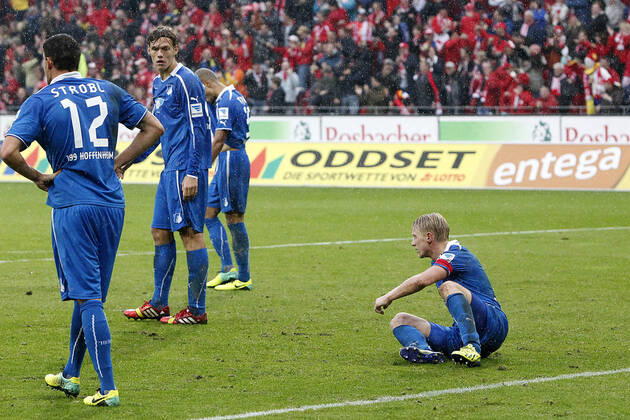 Mainz, Deutschland 05. Oktober 2013: 1. Bundesliga - 13 14 - 8. Spieltag - 1. FSV Mainz 05 vs. 1899 Hoffenheim. v.li. Tobias Strobl (Hoffenheim), Jannik Vestergaard (Hoffenheim), Jeremy Toljan (Hoffenheim), Andreas Beck (Hoffenheim), unzufrieden enttäuscht enttaeuscht niedergeschlagen frustriert, quer, querformat 1. Bundesliga - 13 14 - 8. Spieltag - 1. FSV Mainz 05 vs. 1899 Hoffenheim.
