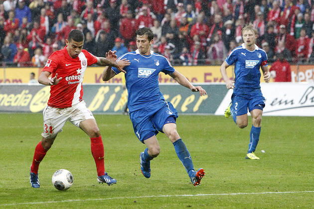 Mainz, Deutschland 05. Oktober 2013: 1. Bundesliga - 13 14 - 8. Spieltag - 1. FSV Mainz 05 vs. 1899 Hoffenheim. v.li. Shawn Parker (Mainz) im Zweikampf gegen David Abraham (Hoffenheim), quer, querformat 1. Bundesliga - 13 14 - 8. Spieltag - 1. FSV Mainz 05 vs. 1899 Hoffenheim.