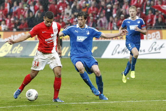 Mainz, Deutschland 05. Oktober 2013: 1. Bundesliga - 13 14 - 8. Spieltag - 1. FSV Mainz 05 vs. 1899 Hoffenheim. v.li. Shawn Parker (Mainz) im Zweikampf gegen David Abraham (Hoffenheim), quer, querformat 1. Bundesliga - 13 14 - 8. Spieltag - 1. FSV Mainz 05 vs. 1899 Hoffenheim.