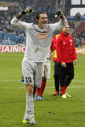 Mainz, Deutschland 05. Oktober 2013: 1. Bundesliga - 13 14 - 8. Spieltag - 1. FSV Mainz 05 vs. 1899 Hoffenheim. Torwart Heinz Müller Mueller (Mainz), Jubel nach Spielende, Gestik Geste gestikuliert, hoch, hochformat 1. Bundesliga - 13 14 - 8. Spieltag - 1. FSV Mainz 05 vs. 1899 Hoffenheim.
