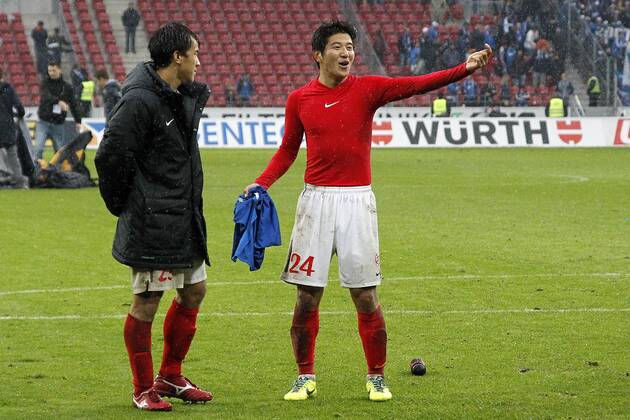 Mainz, Deutschland 05. Oktober 2013: 1. Bundesliga - 13 14 - 8. Spieltag - 1. FSV Mainz 05 vs. 1899 Hoffenheim. v.li., Shinji Okazaki (Mainz), Joo-Ho Park (Mainz), Gestik Geste gestikuliert, quer, querformat 1. Bundesliga - 13 14 - 8. Spieltag - 1. FSV Mainz 05 vs. 1899 Hoffenheim.