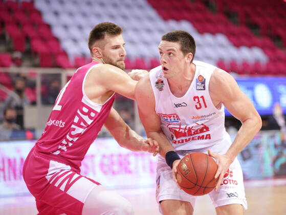 Leon Kratzer Telekom Baskets Bonn vs. Scottie James Jr. JobStairs Giessen 46ers easyCredit BBL 1. Bundesliga , Saison 2020 2021 , 8. Spieltag