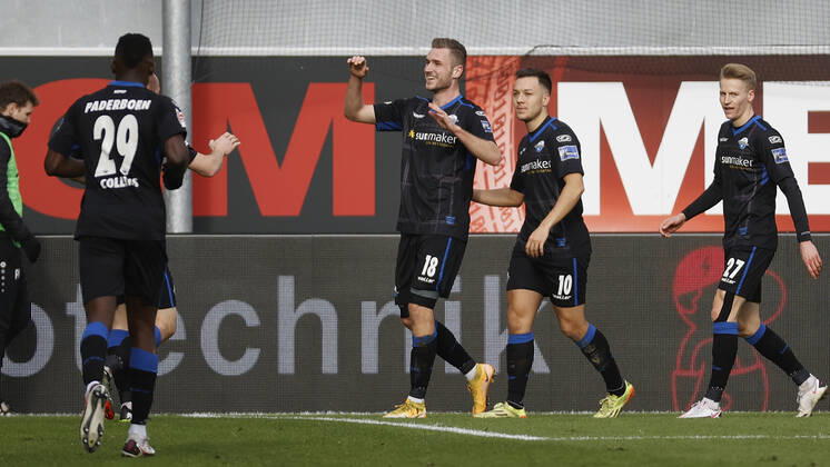 Jubel nach dem Tor zum 1:0, jubelnd, bejubelt, jubelt, jubeln, emotionen um den Torschuetzen Dennis Srbeny (SC Paderborn 07) 2. v. li. , Deutschland, Paderborn, Benteler-Arena, 23.01.2021, emspor, emonline, despor, deonline, SC Paderborn 07 - FC Wuerzburger Kickers, Fussball, 2. Bundesliga DFL REGULATIONS PROHIBIT ANY USE OF PHOTOGRAPHS AS IMAGE SEQUENCES AND OR QUASI-VIDEO.
