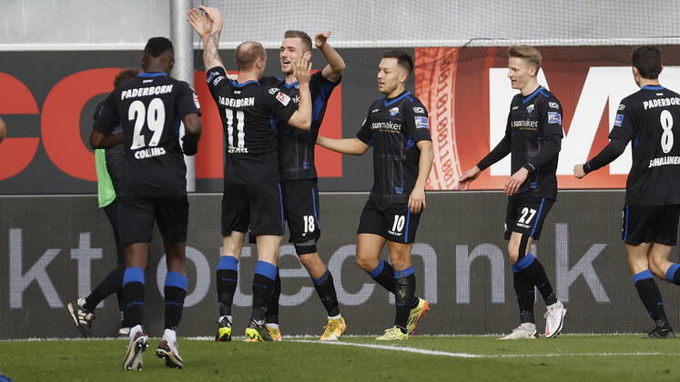 Jubel nach dem Tor zum 1:0, jubelnd, bejubelt, jubelt, jubeln, emotionen v. li. Jamilu Collins (SC Paderborn 07), Sven Michel (SC Paderborn 07), Torschuetze Dennis Srbeny (SC Paderborn 07), Julian Justvan (SC Paderborn 07), Chris Fuehrich (SC Paderborn 07) und Ron Schallenberg (SC Paderborn 07), Deutschland, Paderborn, Benteler-Arena, 23.01.2021, emspor, emonline, despor, deonline, SC Paderborn 07 - FC Wuerzburger Kickers, Fussball, 2. Bundesliga DFL REGULATIONS PROHIBIT ANY USE OF PHOTOGRAPHS AS IMAGE SEQUENCES AND OR QUASI-VIDEO.