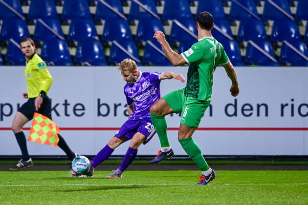 Fußball 2. Bundesliga 18. Spieltag VfL Osnabrück - SpVgg Greuther Fürth am 26.11.2020 im Stadion an der Bremer Brücke in Osnabrück Bryan Henning ( Osnabrück ) DFL regulations prohibit any use of photographs as image sequences and or quasi-video.
