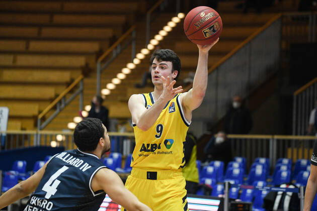 Jonas Mattisseck (ALBA Berlin) im Zweikampf mit Nimrod Hilliard (HAKRO Merlins Crailsheim), GER, HAKRO Merlins Crailsheim vs. Alba Berlin, 09.02.2021, 17. Spieltag easycredit Basketball Bundesliga, Spielzeit 2020 2021. GER, HAKRO Merlins Crailsheim vs. Alba Berlin, 09.02.2021, 17. Spieltag easycredit Basketball Bundesliga, Spielzeit 2020 2021. Crailsheim Copyright: xEibnerxPressefoto MichaelxMemmlerx EP_MMR