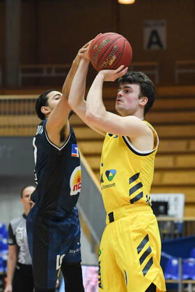 Jonas Mattisseck (ALBA Berlin) im Zweikampf mit Nimrod Hilliard (HAKRO Merlins Crailsheim), GER, HAKRO Merlins Crailsheim vs. Alba Berlin, 09.02.2021, 17. Spieltag easycredit Basketball Bundesliga, Spielzeit 2020 2021. GER, HAKRO Merlins Crailsheim vs. Alba Berlin, 09.02.2021, 17. Spieltag easycredit Basketball Bundesliga, Spielzeit 2020 2021. Crailsheim Copyright: xEibnerxPressefoto MichaelxMemmlerx EP_MMR