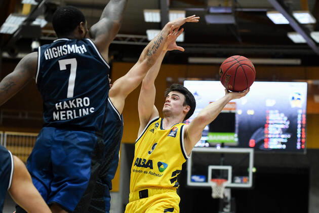 Jonas Mattisseck (ALBA Berlin) im Zweikampf mit Haywood Highsmith (HAKRO Merlins Crailsheim), GER, HAKRO Merlins Crailsheim vs. Alba Berlin, 09.02.2021, 17. Spieltag easycredit Basketball Bundesliga, Spielzeit 2020 2021. GER, HAKRO Merlins Crailsheim vs. Alba Berlin, 09.02.2021, 17. Spieltag easycredit Basketball Bundesliga, Spielzeit 2020 2021. Crailsheim Copyright: xEibnerxPressefoto MichaelxMemmlerx EP_MMR