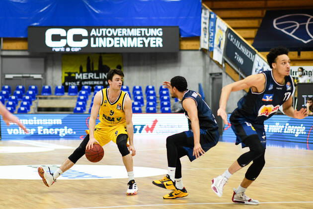 Jonas Mattisseck (ALBA Berlin) im Zweikampf mit Nimrod Hilliard (HAKRO Merlins Crailsheim), GER, HAKRO Merlins Crailsheim vs. Alba Berlin, 09.02.2021, 17. Spieltag easycredit Basketball Bundesliga, Spielzeit 2020 2021. GER, HAKRO Merlins Crailsheim vs. Alba Berlin, 09.02.2021, 17. Spieltag easycredit Basketball Bundesliga, Spielzeit 2020 2021. Crailsheim Copyright: xEibnerxPressefoto MichaelxMemmlerx EP_MMR