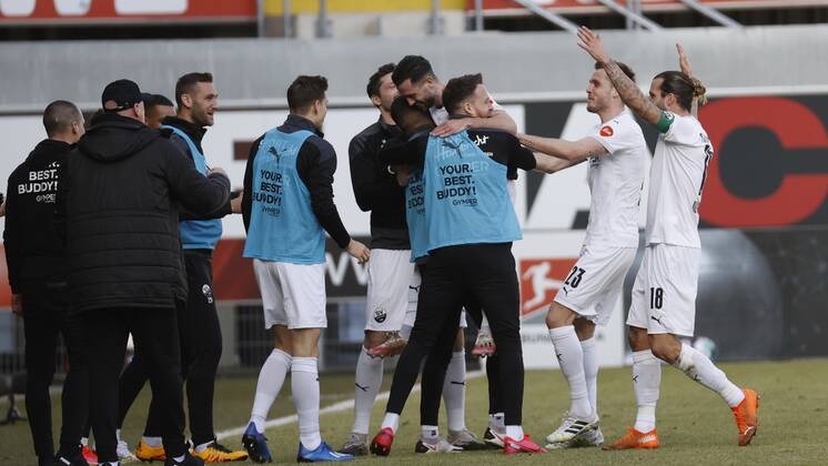 Jubel nach dem Tor zum 1:0, jubelnd, bejubelt, jubelt, jubeln, emotionen um den Torschuetzen Besar Halimi (SV Sandhausen) m., 20.02.2021, Fussball, 2. Bundesliga 2020 2021, 22. Spieltag, SC Paderborn 07 - SV Sandhausen, GER, Benteler-Arena in Paderborn, DFL REGULATIONS PROHIBIT ANY USE OF PHOTOGRAPHS AS IMAGE SEQUENCES AND OR QUASI-VIDEO.