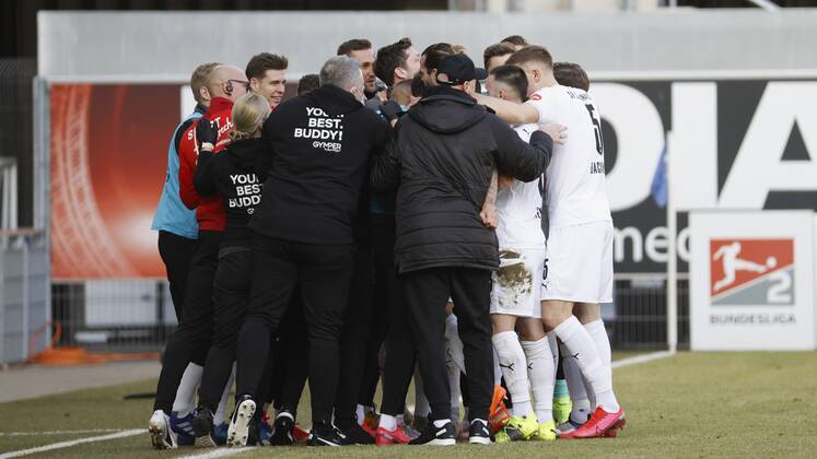 Jubel nach dem Tor zum 1:0, jubelnd, bejubelt, jubelt, jubeln, emotionen um den Torschuetzen Besar Halimi (SV Sandhausen) m., 20.02.2021, Fussball, 2. Bundesliga 2020 2021, 22. Spieltag, SC Paderborn 07 - SV Sandhausen, GER, Benteler-Arena in Paderborn, DFL REGULATIONS PROHIBIT ANY USE OF PHOTOGRAPHS AS IMAGE SEQUENCES AND OR QUASI-VIDEO.