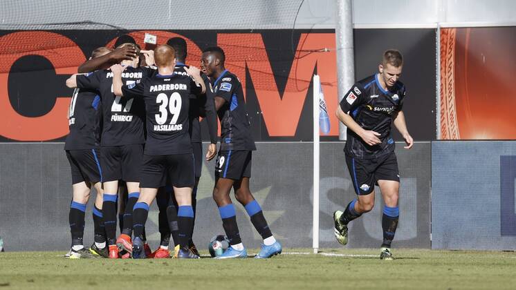 Jubel nach dem Tor zum 2, jubelnd, bejubelt, jubelt, jubeln, emotionen, um den Torschuetzen Christopher Antwi-Adjei (SC Paderborn 07), 20.02.2021, Fussball, 2. Bundesliga 2020 2021, 22. Spieltag, SC Paderborn 07 - SV Sandhausen, GER, Benteler-Arena in Paderborn, DFL REGULATIONS PROHIBIT ANY USE OF PHOTOGRAPHS AS IMAGE SEQUENCES AND OR QUASI-VIDEO.