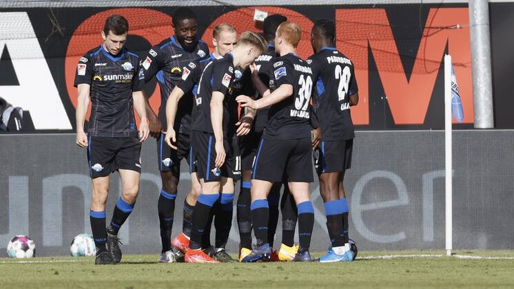 Jubel nach dem Tor zum 2, jubelnd, bejubelt, jubelt, jubeln, emotionen, um den Torschuetzen Christopher Antwi-Adjei (SC Paderborn 07), 20.02.2021, Fussball, 2. Bundesliga 2020 2021, 22. Spieltag, SC Paderborn 07 - SV Sandhausen, GER, Benteler-Arena in Paderborn, DFL REGULATIONS PROHIBIT ANY USE OF PHOTOGRAPHS AS IMAGE SEQUENCES AND OR QUASI-VIDEO.