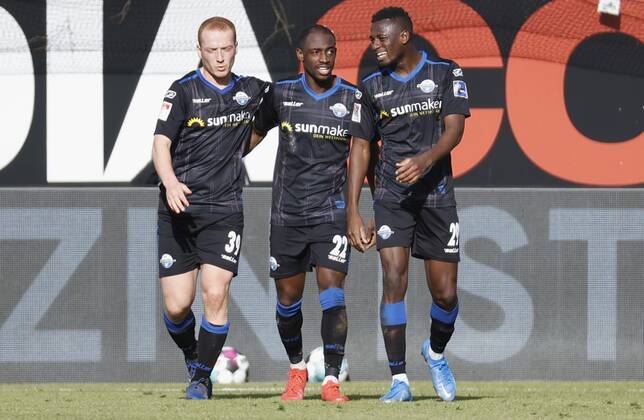Jubel nach dem Tor zum 2:1, jubelnd, bejubelt, jubelt, jubeln, emotionen, v. li. Jamilu Collins (SC Paderborn 07), Torschuetze Christopher Antwi-Adjei (SC Paderborn 07) und Jamilu Collins (SC Paderborn 07), 20.02.2021, Fussball, 2. Bundesliga 2020 2021, 22. Spieltag, SC Paderborn 07 - SV Sandhausen, GER, Benteler-Arena in Paderborn, DFL REGULATIONS PROHIBIT ANY USE OF PHOTOGRAPHS AS IMAGE SEQUENCES AND OR QUASI-VIDEO.