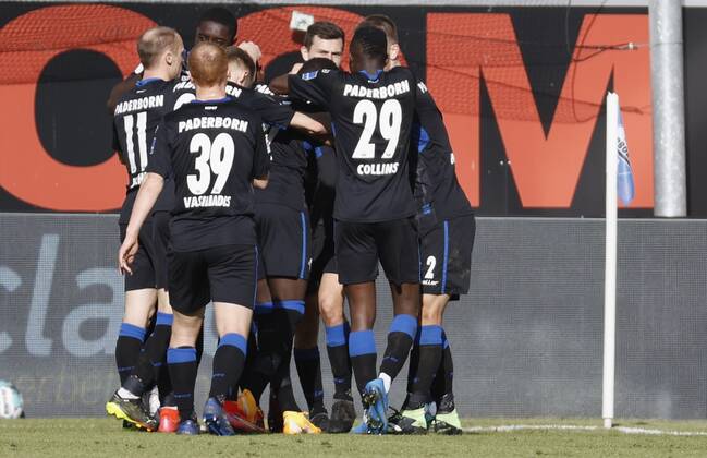 Jubel nach dem Tor zum 2, jubelnd, bejubelt, jubelt, jubeln, emotionen, um den Torschuetzen Christopher Antwi-Adjei (SC Paderborn 07), 20.02.2021, Fussball, 2. Bundesliga 2020 2021, 22. Spieltag, SC Paderborn 07 - SV Sandhausen, GER, Benteler-Arena in Paderborn, DFL REGULATIONS PROHIBIT ANY USE OF PHOTOGRAPHS AS IMAGE SEQUENCES AND OR QUASI-VIDEO.