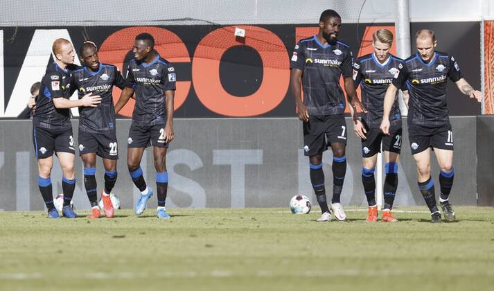 Jubel nach dem Tor zum 2:1, jubelnd, bejubelt, jubelt, jubeln, emotionen, v. li. Jamilu Collins (SC Paderborn 07), Torschuetze Christopher Antwi-Adjei (SC Paderborn 07), Jamilu Collins (SC Paderborn 07), Prince Osei Owusu (SC Paderborn 07), Chris Fuehrich (SC Paderborn 07) und Sven Michel (SC Paderborn 07), 20.02.2021, Fussball, 2. Bundesliga 2020 2021, 22. Spieltag, SC Paderborn 07 - SV Sandhausen, GER, Benteler-Arena in Paderborn, DFL REGULATIONS PROHIBIT ANY USE OF PHOTOGRAPHS AS IMAGE SEQUENCES AND OR QUASI-VIDEO.