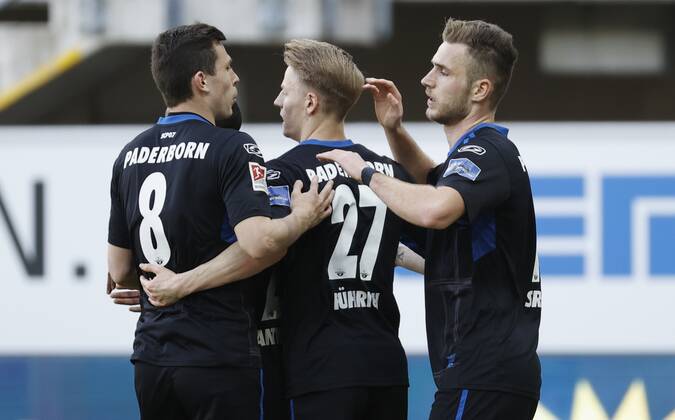 Jubel nach dem Tor zum 1:1, jubelnd, bejubelt, jubelt, jubeln, emotionen um den Torschuetzen Dennis Srbeny (SC Paderborn 07), 20.02.2021, Fussball, 2. Bundesliga 2020 2021, 22. Spieltag, SC Paderborn 07 - SV Sandhausen, GER, Benteler-Arena in Paderborn, DFL REGULATIONS PROHIBIT ANY USE OF PHOTOGRAPHS AS IMAGE SEQUENCES AND OR QUASI-VIDEO.