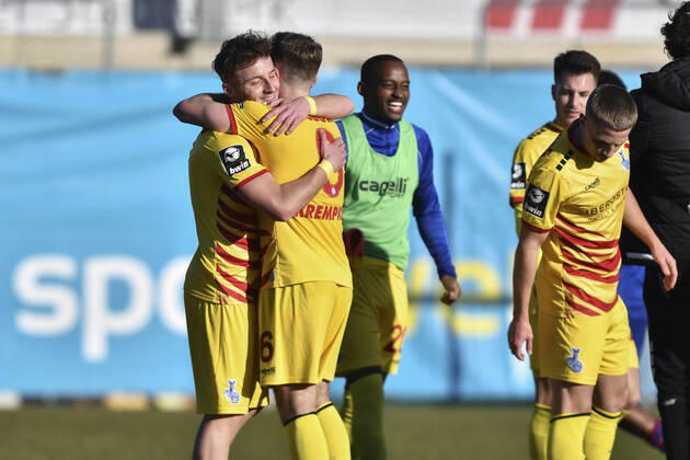 Schlussjubel Schlußjubel Emotion Freude der Mannschaft von Duisburg 28.02.2021 Fussball, 3.Liga, KFC Uerdingen 05 vs. MSV Duisburg, Stadion am Lotter Kreuz, Lotte (Westfalen), DFB DFL REGULATIONS PROHIBIT ANY USE OF PHOTOGRAPHS AS IMAGE SEQUENCES AND OR QUASI-VIDEO
