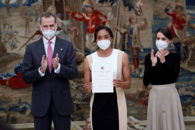 Spain s King Felipe VI (L) and Queen Letizia (R) give Queen Sofia Award to Best Athlete under 18 to soccer player Salma Paralluelo during a 2018 Spanish National Sports Awarding Ceremony at Pardo Palace, in Madrid, Spain, 02 March 2021. Spain s Royal couple gives 2018 Spanish National Sports Awards 2018 !ACHTUNG: NUR REDAKTIONELLE NUTZUNG! Copyright: xJuanxCarlosxHidalgox GRAF6464 20210302-637502873792690635