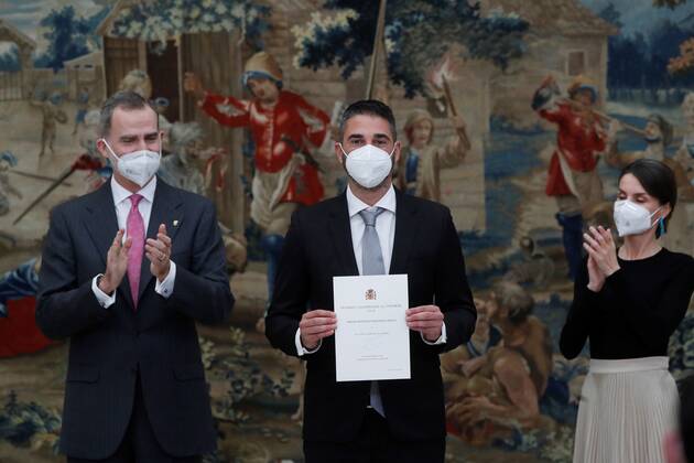 Spain s King Felipe VI (L) and Queen Letizia (R) give Francisco Fernandez Ochoa Lifetime Achievement Award to Spanish basketball player Juan Carlos Navarro during a 2018 Spanish National Sports Awarding Ceremony at Pardo Palace, in Madrid, Spain, 02 March 2021. Spain s Royal couple gives 2018 Spanish National Sports Awards 2018 !ACHTUNG: NUR REDAKTIONELLE NUTZUNG! Copyright: xJuanxCarlosxHidalgox GRAF6518 20210302-637502882257719169