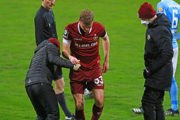 33 Christoph Daferner (SG Dynamo Dresden) ist verletzt und wird behandelt Fussball, 3. Liga, TSV 1860 München vs. SG Dynamo Dresden im Grünwalderstadion am 22.03.2001 FOTO: Mladen Lackovic LakoPress DFL and DFB regulations prohibit any use of photographs as image sequences and or quasi-video.