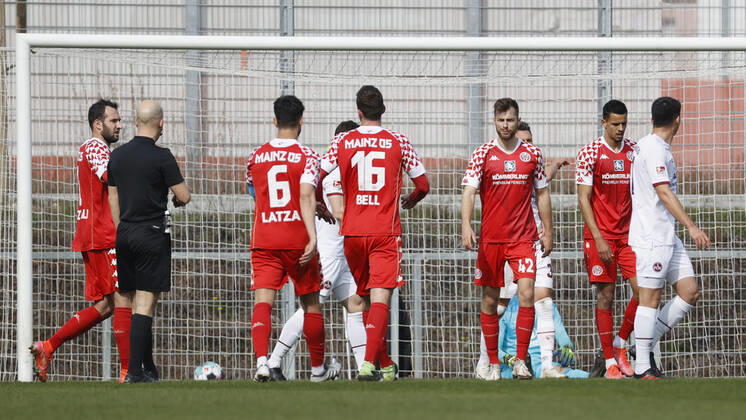 Jubel nach dem Tor zum 1:0, jubelnd, bejubelt, jubelt, jubeln, emotionen um den Torschuetzen Alexander Hack (1. FSV Mainz 05) 3. v. re., 25.03.2021 - Fussball - Saison 2020 2021 - Testspiel Freundschaftsspiel: FSV Mainz 05 - 1. FC Nürnberg FCN - HMB -