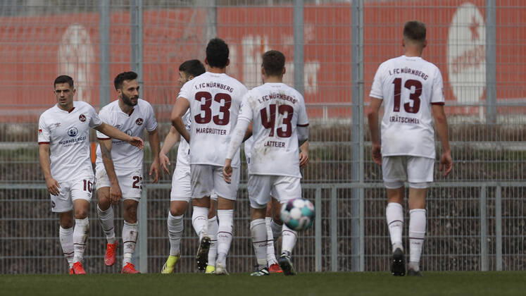 Jubel nach dem Tor zum 2:2, jubelnd, bejubelt, jubelt, jubeln, emotionen um den Torschuetzen Fabian Schleusener (1.FC Nuernberg) 2. v. li., 25.03.2021 - Fussball - Saison 2020 2021 - Testspiel Freundschaftsspiel: FSV Mainz 05 - 1. FC Nürnberg FCN - HMB -