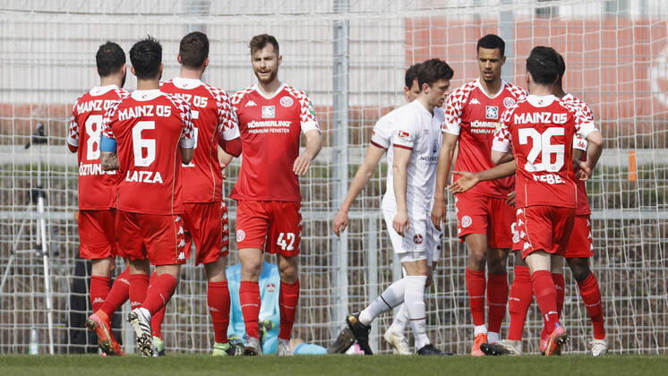 Jubel nach dem Tor zum 1:0, jubelnd, bejubelt, jubelt, jubeln, emotionen um den Torschuetzen Alexander Hack (1. FSV Mainz 05) m., 25.03.2021 - Fussball - Saison 2020 2021 - Testspiel Freundschaftsspiel: FSV Mainz 05 - 1. FC Nürnberg FCN - HMB -