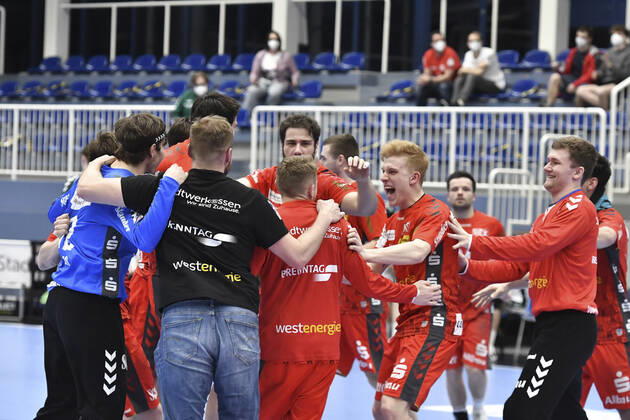 Schlussjubel Schlußjubel Emotion Freude der Mannschaft von Tusem Essen 01.04.2021 Handball, 1.Bundesliga, TUSEM Essen vs. TSV GWD Minden, Arena am Hallo, Essen,