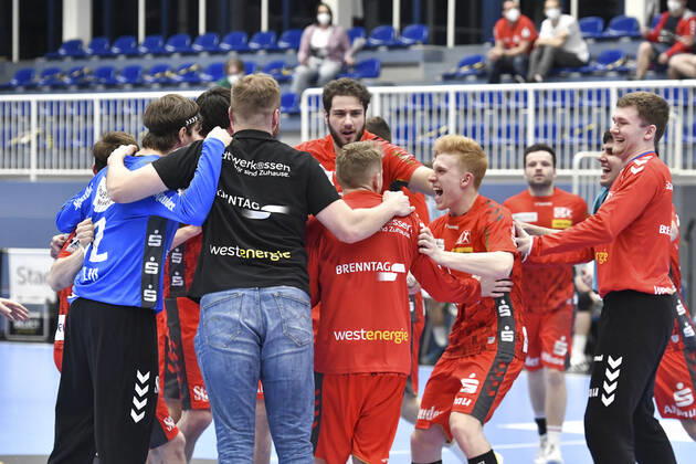Schlussjubel Schlußjubel Emotion Freude der Mannschaft von Tusem Essen 01.04.2021 Handball, 1.Bundesliga, TUSEM Essen vs. TSV GWD Minden, Arena am Hallo, Essen,