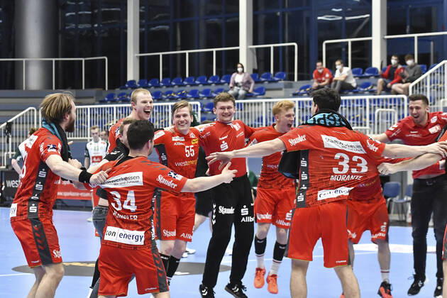Schlussjubel Schlußjubel Emotion Freude der Mannschaft von Tusem Essen 01.04.2021 Handball, 1.Bundesliga, TUSEM Essen vs. TSV GWD Minden, Arena am Hallo, Essen,