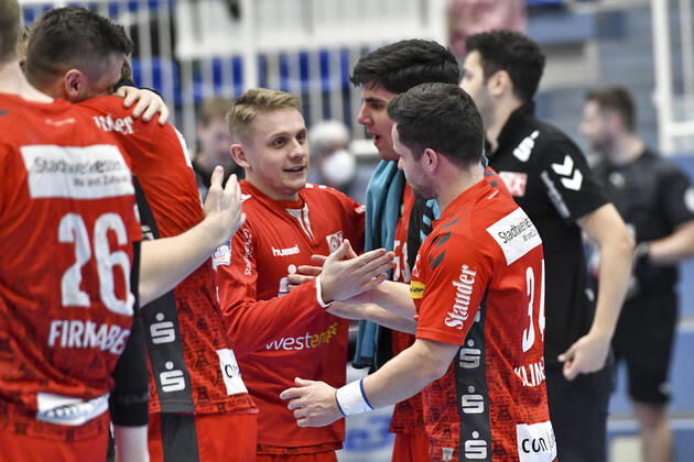 Schlussjubel Schlußjubel Emotion Freude der Mannschaft von Tusem Essen 01.04.2021 Handball, 1.Bundesliga, TUSEM Essen vs. TSV GWD Minden, Arena am Hallo, Essen,