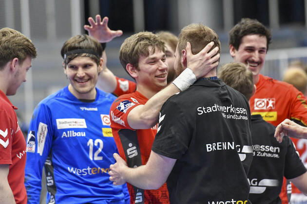 Schlussjubel Schlußjubel Emotion Freude der Mannschaft von Tusem Essen 01.04.2021 Handball, 1.Bundesliga, TUSEM Essen vs. TSV GWD Minden, Arena am Hallo, Essen,