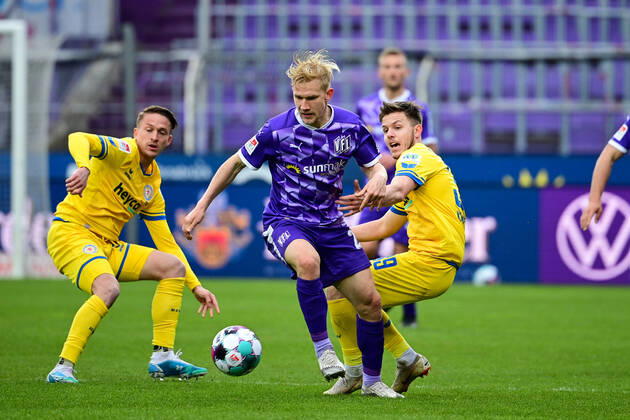 Fußball 2. Bundesliga 28. Spieltag VfL Osnabrück - Eintracht Braunschweig am 11.04.2021 im Stadion an der Bremer Brücke in Osnabrück Bryan Henning ( Osnabrück ) DFL regulations prohibit any use of photographs as image sequences and or quasi-video.