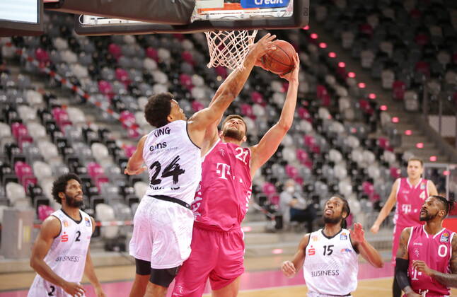 Leon Kratzer Telekom Baskets Bonn vs. George King NINERS Chemnitz easyCredit BBL 1. Bundesliga , Saison 2020 2021 , 30. Spieltag