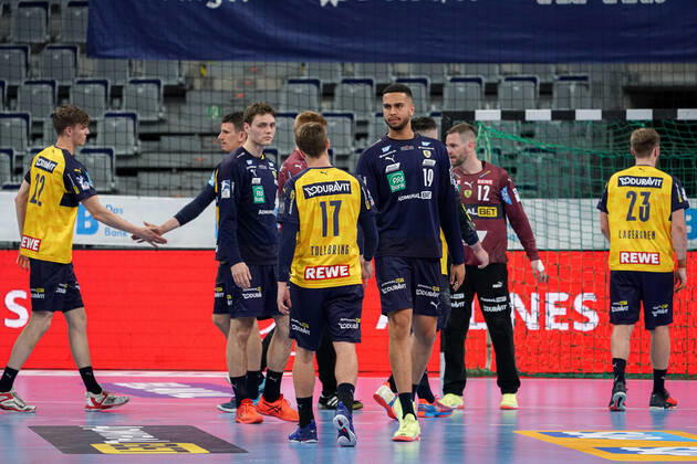 Spieler der Rhein-Neckar-Löwen, enttäuscht über die Niederlage, Enttäuschung nach dem Schlusspfiff, Highlight, Verlierer, verloren, Frustration, disappointed, pessimistisch, 06.05.2021, Mannheim (Deutschland), Handball, Bundesliga, Rhein-Neckar Löwen - Füchse Berlin