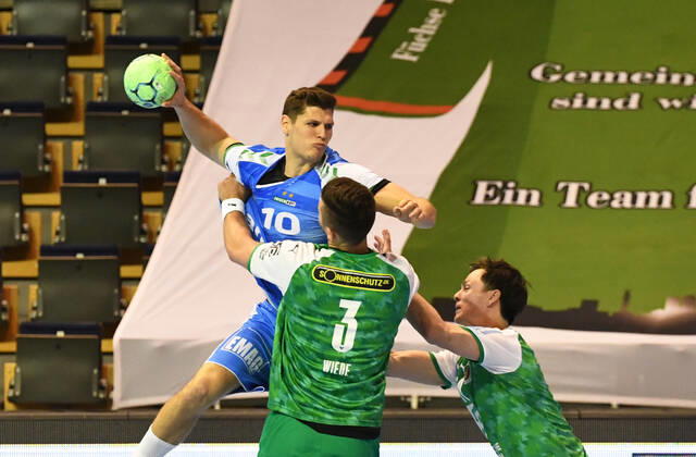 Handball, Herren, Saison 2020 2021, 1. Bundesliga (15. Spieltag), Füchse Berlin - FRISCH AUF! Göppingen, v. l. Sebastian Heymann (FRISCH AUF! Göppingen), Fabian Wiede (Füchse Berlin), Hans Lindberg (Füchse Berlin), 16.05. 2021, Copyright: xSebastianxRäppoldx xMatthiasxKox