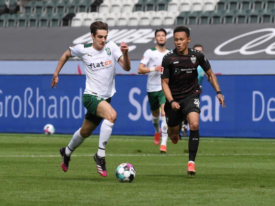 Florian Neuhaus (Borussia Moenchengladbach), li., gegen Roberto Massimo (VfB Stuttgart) 15.05.2021, Fussball GER, Saison 2020 2021, 1. Bundesliga, 33. Spieltag, Borussia Mönchengladbach - VfB Stuttgart 1:2, , Foto: TEAM2sportphoto