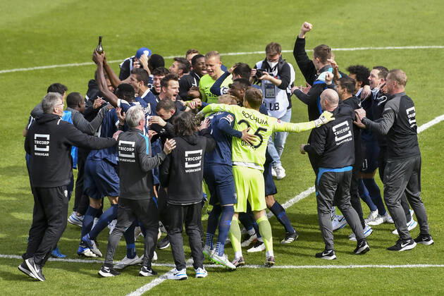 Schlussjubel Schlußjubel Emotion Freude der Mannschaft von Bochum 23.05.2021 Fussball, 2. Bundesliga, VfL Bochum vs SV Sandhausen, Vonovia Ruhrstadion, Bochum, DFB DFL REGULATIONS PROHIBIT ANY USE OF PHOTOGRAPHS AS IMAGE SEQUENCES AND OR QUASI-VIDEO
