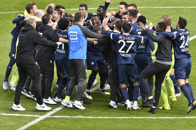 Schlussjubel Schlußjubel Emotion Freude der Mannschaft von Bochum 23.05.2021 Fussball, 2. Bundesliga, VfL Bochum vs SV Sandhausen, Vonovia Ruhrstadion, Bochum, DFB DFL REGULATIONS PROHIBIT ANY USE OF PHOTOGRAPHS AS IMAGE SEQUENCES AND OR QUASI-VIDEO