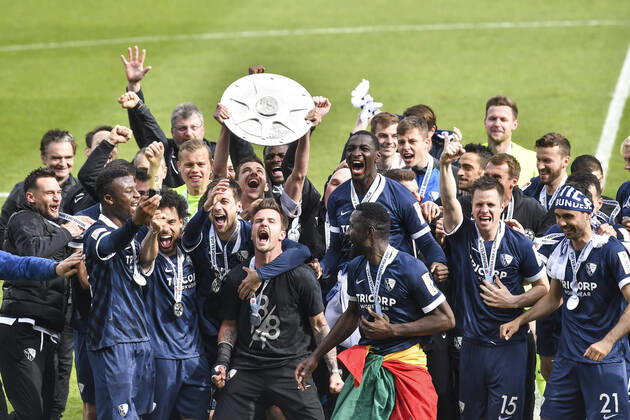 Schlussjubel Schlußjubel Emotion Freude der Mannschaft von Bochum mit der Meisterfelge 23.05.2021 Fussball, 2. Bundesliga, VfL Bochum vs SV Sandhausen, Vonovia Ruhrstadion, Bochum, DFB DFL REGULATIONS PROHIBIT ANY USE OF PHOTOGRAPHS AS IMAGE SEQUENCES AND OR QUASI-VIDEO